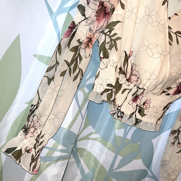 Guess Long Sleeve Blouse Women’s Size Small V Neck Ruched Crop Shirt - Picture 4 of 15